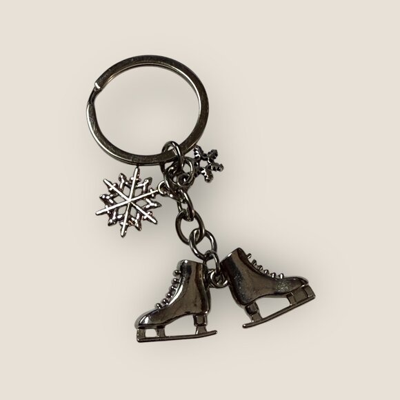 Ice Skates & Snowflakes Charm Keychain Keyring Winter Fun - Picture 2 of 2